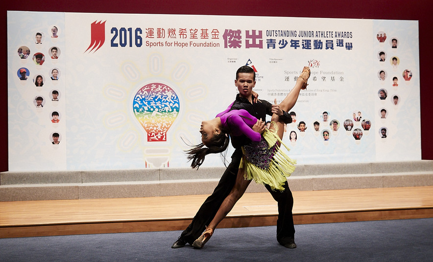 <p>頒獎典禮上，得獎者李悅琛（左）及冼錦濠（右）示範體育舞蹈。</p>

